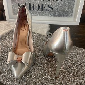 Ted Baker Azeline bow detail court shoe. Size 10. Silver/  UK 41